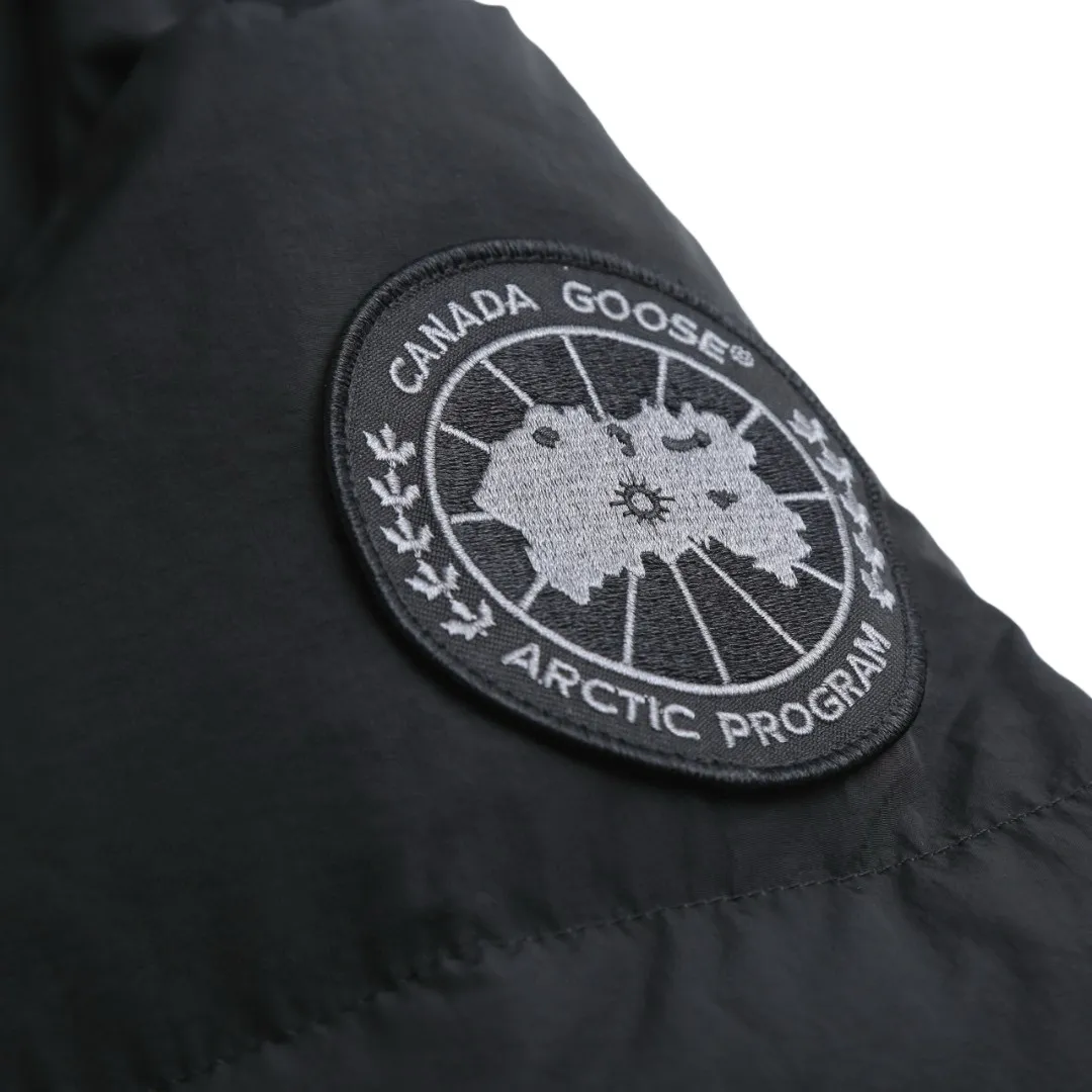 P1010 [Exclusive supply] Canada Goose Black Label Badge Hooded Down Jacket (Black) The high-quality filling is made of 90 national standard high-quality white duck down, selected high-loft velvet, weighing 240g, light and warm, with excellent temperature locking performance and good resilience. The fabric is woven with 400T high-count yarn. After special water-repellent treatment, the surface forms a lotus leaf effect - raindrops will slide down like beads, and snow particles will fall off when touched. The tear resistance reaches 200N (approximately 20kg load-bearing), the light gray matte texture breaks the stereotype of "outdoor clothing = hardcore", and the soft luster presents a high-end matte effect under urban neon lights, seamlessly switching scenes from ski resorts to CBD office buildings. The ribbon is woven with polyester as the base, and the brand letters are decorated on the ribbon through high-precision computer embroidery. The edges of the pattern are clear, the stitches are fine and even, and multiple layers of embroidery thread are stacked to enhance the three-dimensional effect. Precision thread reinforcement prevents linting and ensures the fluffy and resilient elasticity lasts as new. The embedded cuffs are three-dimensionally woven to form a "wavy" elastic structure, which forms natural folds when fitting the wrist, increasing the contact area with the skin, thus improving the windproof effect. At the same time, micro-velvet treatment is added to the inside of the cuffs, which feels like a second layer of skin and avoids friction on the skin from metal zippers or hard fabrics. Size:S-M-L-XL